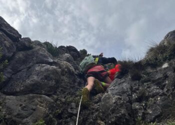 Bomberos de Marbella rescatan a un ciudadano holandés que se había extraviado en La Concha
