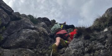 Bomberos de Marbella rescatan a un ciudadano holandés que se había extraviado en La Concha