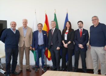 El Ayuntamiento y el CD Estepona firman un acuerdo para acercar el equipo local a los mayores del municipio