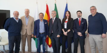 El Ayuntamiento y el CD Estepona firman un acuerdo para acercar el equipo local a los mayores del municipio