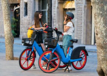 Málaga inicia la retirada de los VMP y de la señalética de los estacionamientos reservados en la vía pública