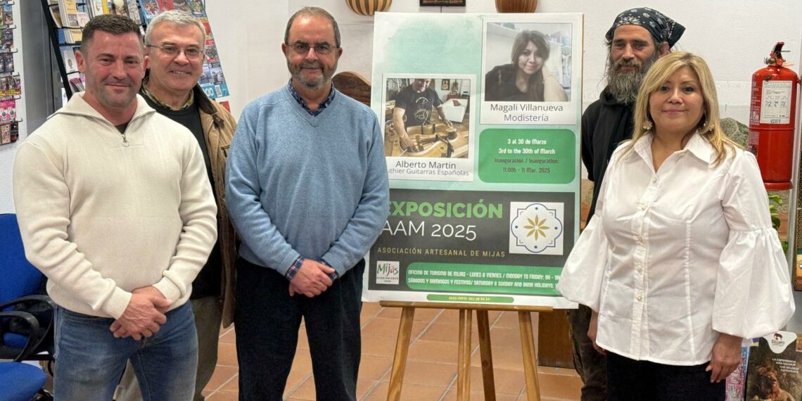 La oficina de turismo de Mijas acoge la exposición de las guitarras de Alberto Martín y los diseños de Magali Villanueva