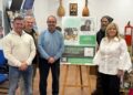 La oficina de turismo de Mijas acoge la exposición de las guitarras de Alberto Martín y los diseños de Magali Villanueva