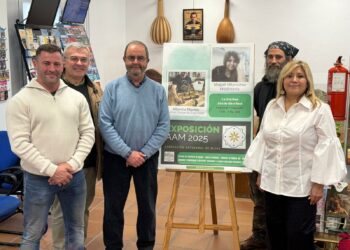 La oficina de turismo de Mijas acoge la exposición de las guitarras de Alberto Martín y los diseños de Magali Villanueva