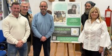 La oficina de turismo de Mijas acoge la exposición de las guitarras de Alberto Martín y los diseños de Magali Villanueva
