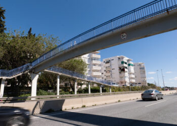 Estepona reclama al Gobierno la reparación urgente del paso elevado de la autovía en Parque Antena, cerrado desde hace meses