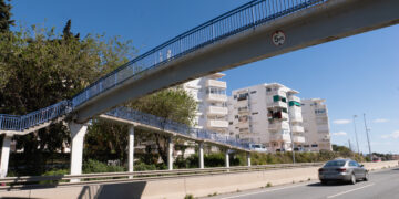 Estepona reclama al Gobierno la reparación urgente del paso elevado de la autovía en Parque Antena, cerrado desde hace meses