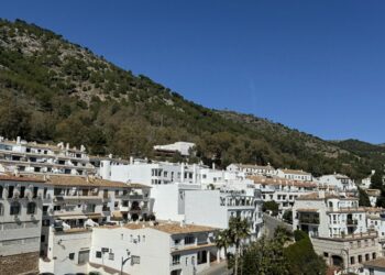 El Ayuntamiento de Mijas emite un bando recordando el mantenimiento y limpieza de fachadas y exteriores de edificios