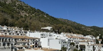 El Ayuntamiento de Mijas emite un bando recordando el mantenimiento y limpieza de fachadas y exteriores de edificios