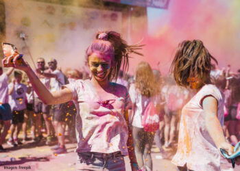 Benalmádena celebra el festival Holi con música, colores y tradición hindú