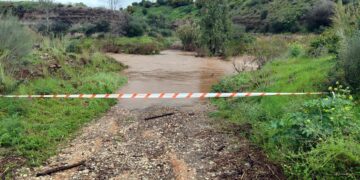 Estepona refuerza la limpieza y vigilancia en cruces de ríos y arroyos ante la subida del nivel del agua y previsión de lluvias