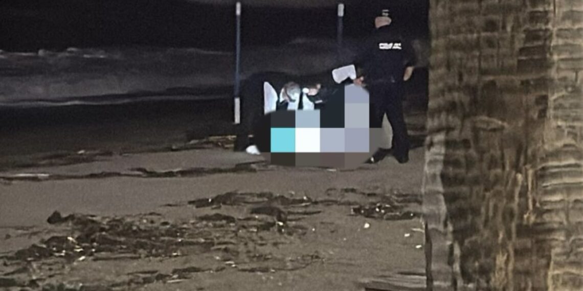 Aparece un cuerpo sin cabeza en estado de descomposición y con neopreno en una playa de Fuengirola