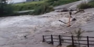 Desalojan a seis vecinos en Marbella tras inundarse los bajos de la urbanización Los Pinos