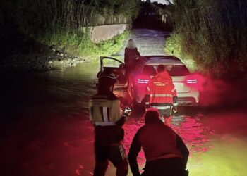 Rescatan con éxito a una persona atascada con su vehículo en el río Guadalobón de Estepona
