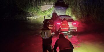 Rescatan con éxito a una persona atascada con su vehículo en el río Guadalobón de Estepona