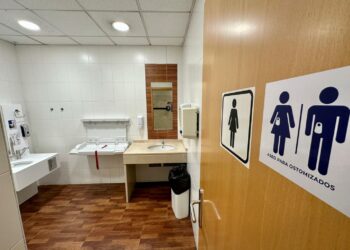 El Ayuntamiento de Fuengirola refuerza la accesibilidad universal de sus instalaciones instalando baños para personas con ostomía