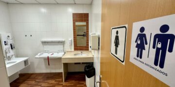 El Ayuntamiento de Fuengirola refuerza la accesibilidad universal de sus instalaciones instalando baños para personas con ostomía