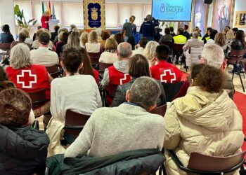 La alcaldesa de Fuengirola, Ana Mula, da lectura al manifiesto con motivo del Día Internacional de la Mujer