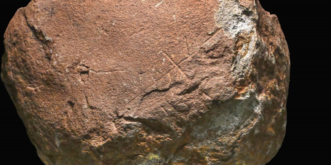 Descubren en Las Chapas grafismos en un bloque de piedra que podrían tener más de 200.000 años de antigüedad