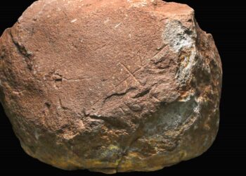 Descubren en Las Chapas grafismos en un bloque de piedra que podrían tener más de 200.000 años de antigüedad