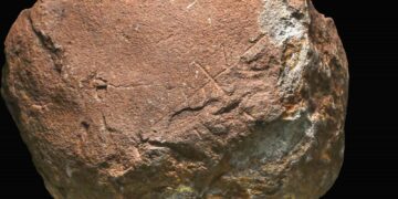 Descubren en Las Chapas grafismos en un bloque de piedra que podrían tener más de 200.000 años de antigüedad