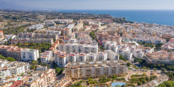 Estepona destinará parcelas de equipamiento público a la construcción de viviendas protegidas en alquiler