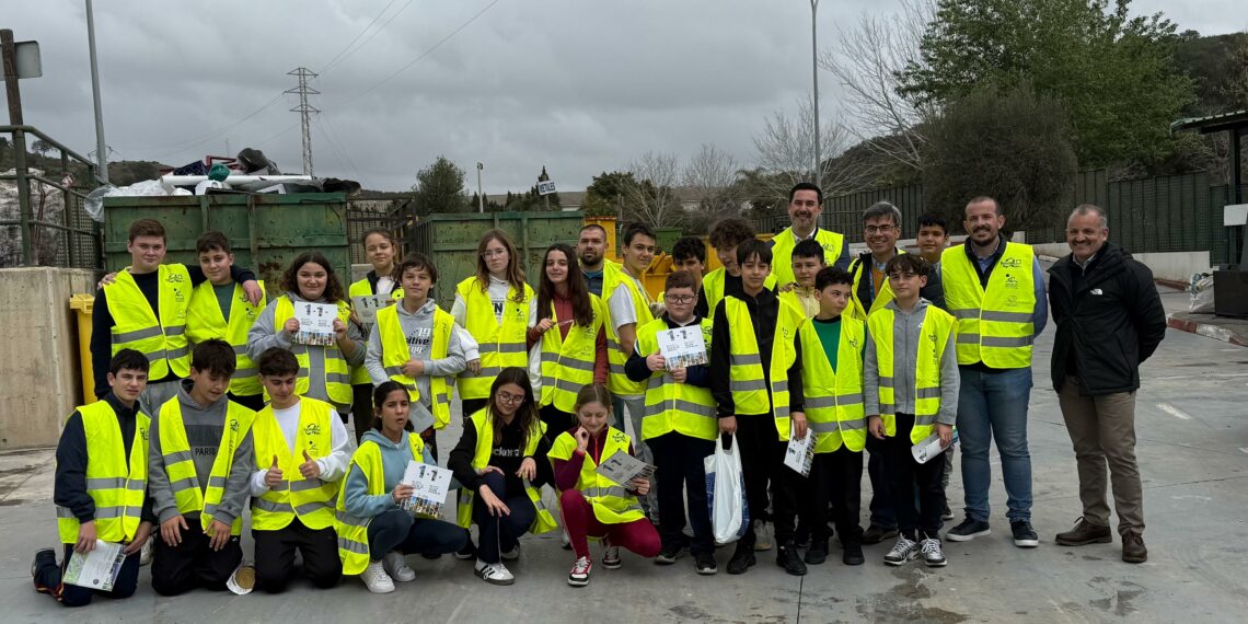 Mijas conciencia a los más jóvenes sobre el cuidado del entorno y la educación ambiental en el Punto Limpio de La Cala