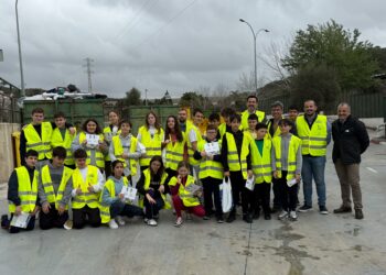 Mijas conciencia a los más jóvenes sobre el cuidado del entorno y la educación ambiental en el Punto Limpio de La Cala