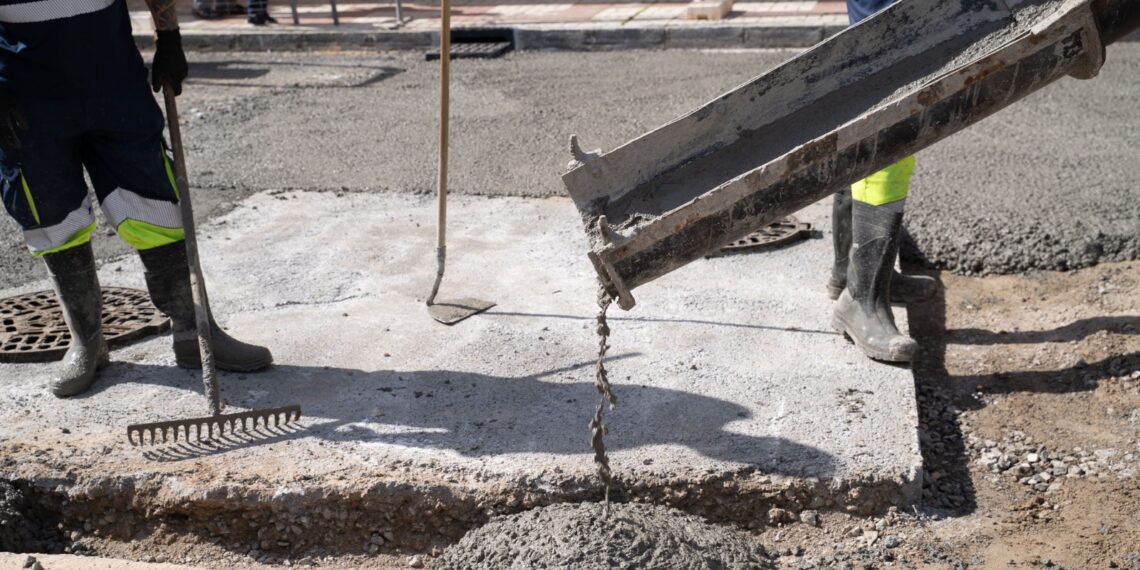 Instalan dos nuevos imbornales en calle Moscatel que aliviarán la acumulación de agua por fuertes lluvias
