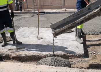 Instalan dos nuevos imbornales en calle Moscatel que aliviarán la acumulación de agua por fuertes lluvias