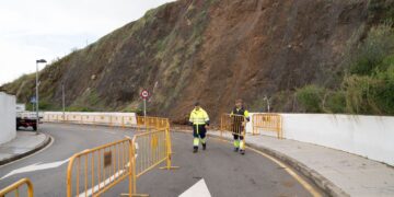 Benalmádena ejecuta obras de emergencia para evitar un peligro inminente con un talud en la avenida del Océano Índico