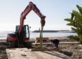 Avanzan a buen ritmo los trabajos de instalación de nuevas pasarelas en las playas de Benalmádena