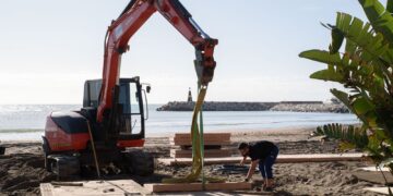 Avanzan a buen ritmo los trabajos de instalación de nuevas pasarelas en las playas de Benalmádena
