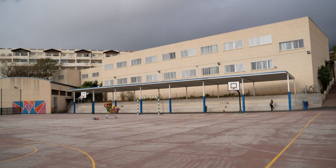Adjudicada la construcción de nuevas zonas de sombra en nueve centros educativos de Benalmádena
