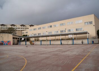 Adjudicada la construcción de nuevas zonas de sombra en nueve centros educativos de Benalmádena