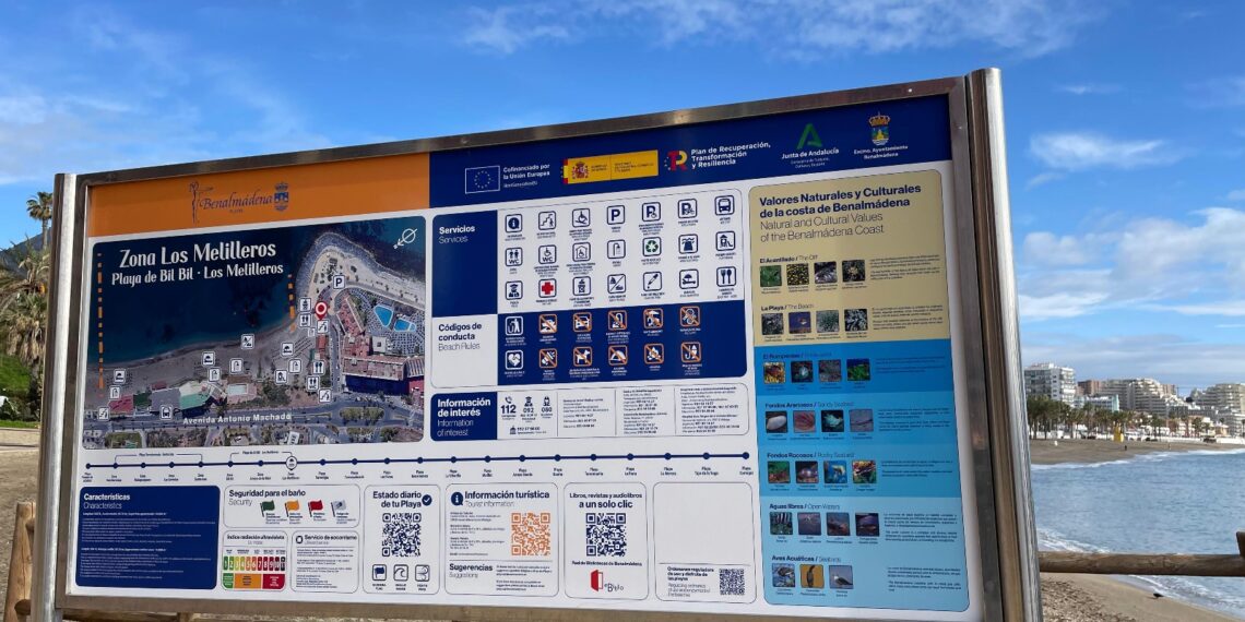 Las playas de Benalmádena cuentan ya con un centenar de paneles renovados con amplia información detallada para sus usuarios
