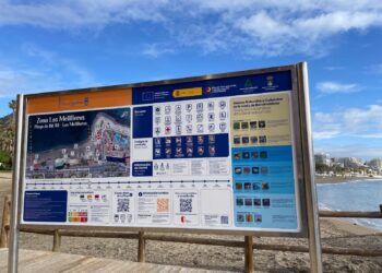 Las playas de Benalmádena cuentan ya con un centenar de paneles renovados con amplia información detallada para sus usuarios
