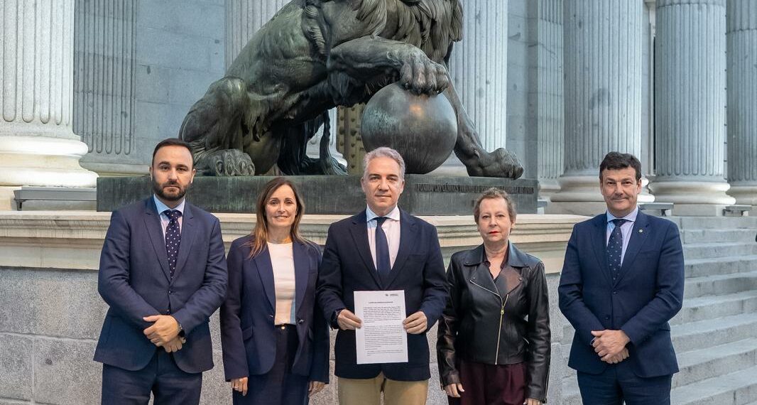 Diputados del Partido Popular llevan a la mesa del congreso la situación de los 127 vecinos afectados en Torremolinos