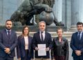 Diputados del Partido Popular llevan a la mesa del congreso la situación de los 127 vecinos afectados en Torremolinos