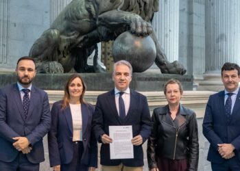 Diputados del Partido Popular llevan a la mesa del congreso la situación de los 127 vecinos afectados en Torremolinos