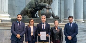 Diputados del Partido Popular llevan a la mesa del congreso la situación de los 127 vecinos afectados en Torremolinos