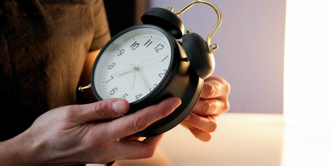 La madrugada del sábado dará la bienvenida al horario de verano: ¿Qué implica el cambio de hora?