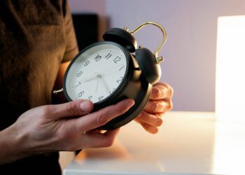 La madrugada del sábado dará la bienvenida al horario de verano: ¿Qué implica el cambio de hora?