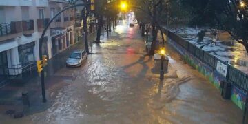 Varios evacuados en barriadas de Santa Águeda y Santa Amalia, aislados por crecida del Guadalhorce