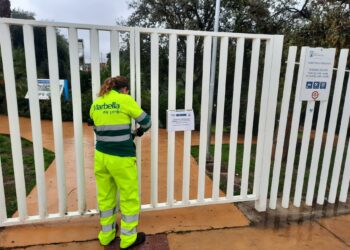 Marbella cierra de forma provisional todos los parques públicos para garantizar la seguridad por el temporal