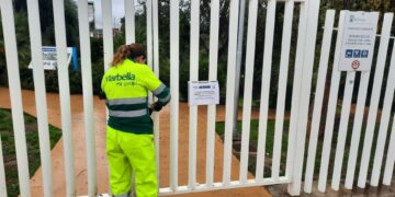 Marbella cierra de forma provisional todos los parques públicos para garantizar la seguridad por el temporal