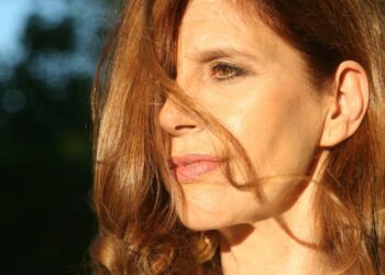 Elena Aranoa, cantante y compositora: «Hay muchas mujeres que la historia no ha reconocido como se merecen»