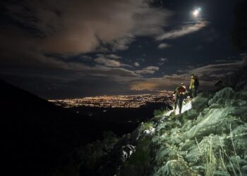 Bomberos rescatan de madrugada a dos jóvenes que se habían extraviado al descender desde La Concha