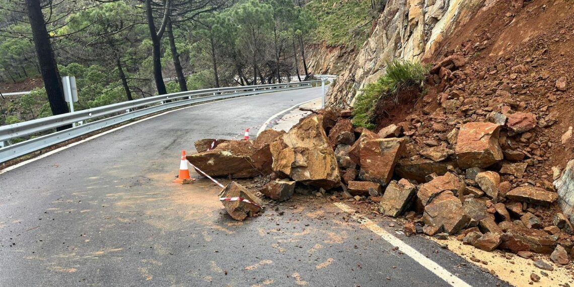 Retiradas unas rocas desprendidas por las lluvias en carreteras de Genalguacil y Jubrique