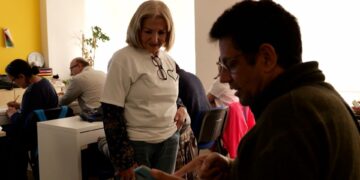 Más de 4.600 malagueños se formaron en competencias digitales en 2024 a través del voluntariado tecnológico